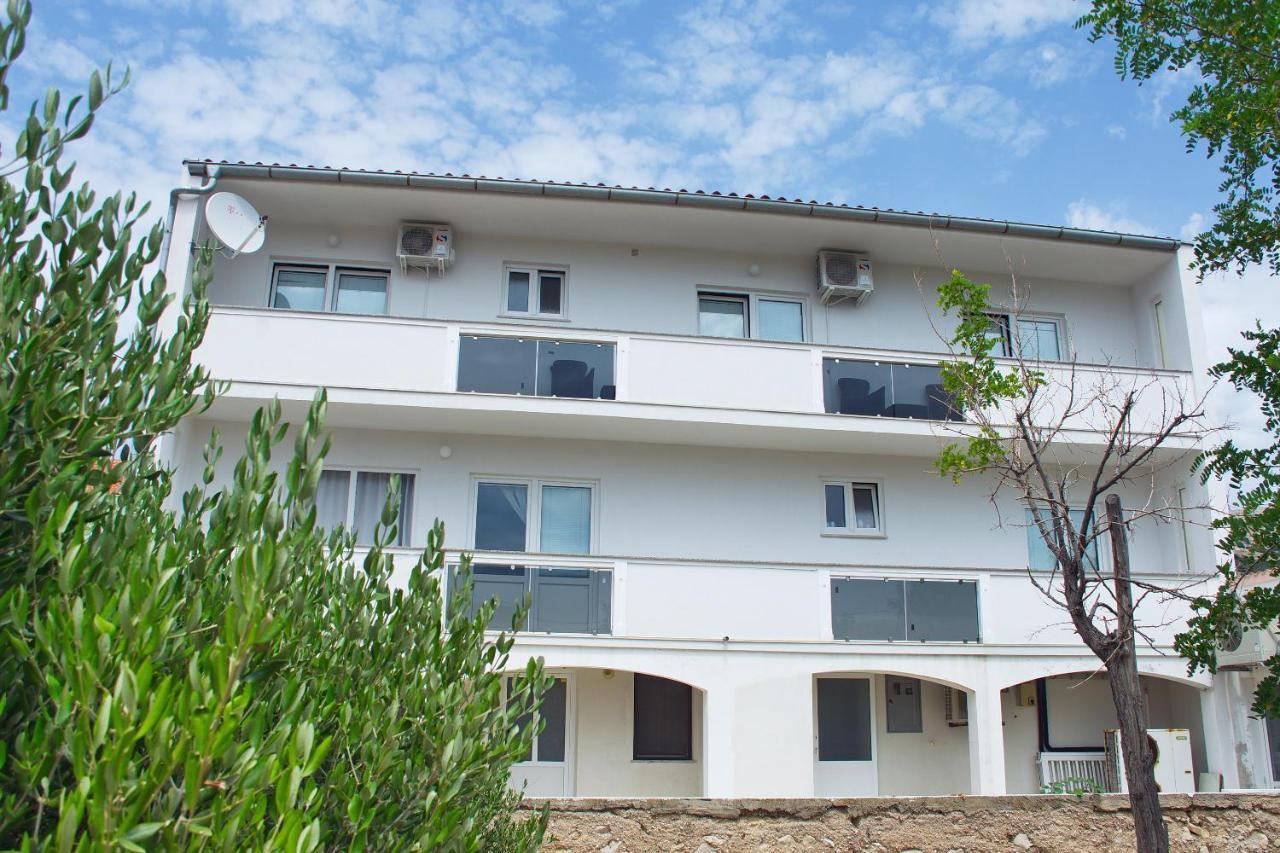 House Karmen Апартаменты Паг